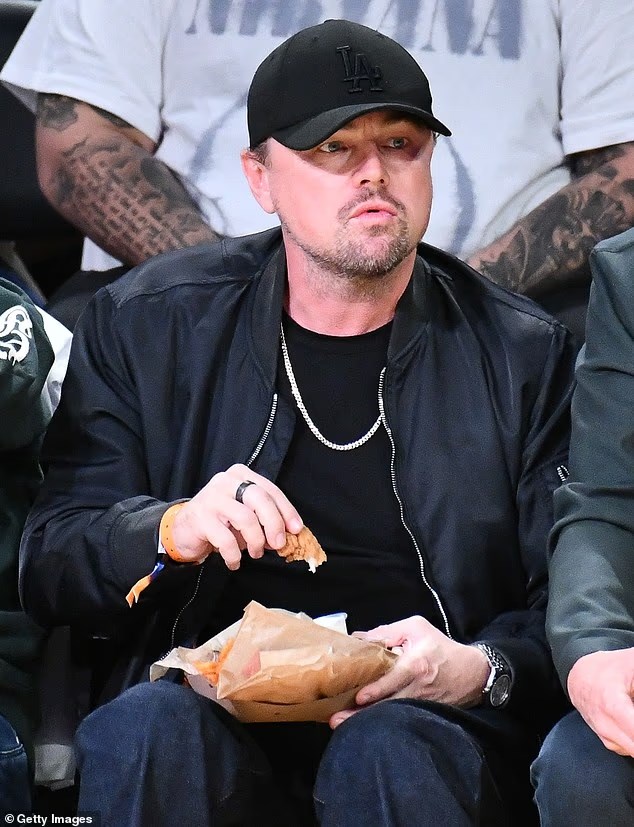 Леонардо Ди Каприо по време на баскетболния мач на 5 Ноември, 2025 в Лос Анджелис.