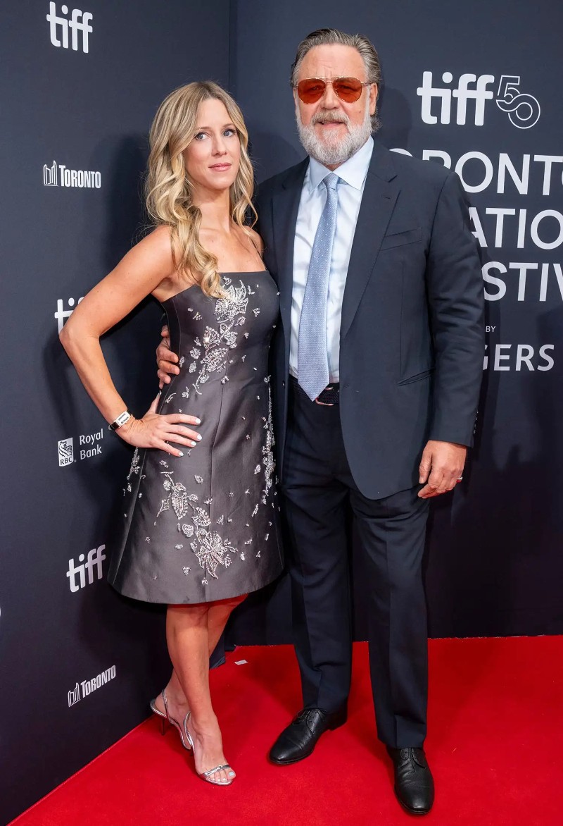 Ръсел Кроу и Бритни Териот на световната премиера на „Нюрнберг“ на филмовия фестивал в Торонто на 7 Септември 2025 г.