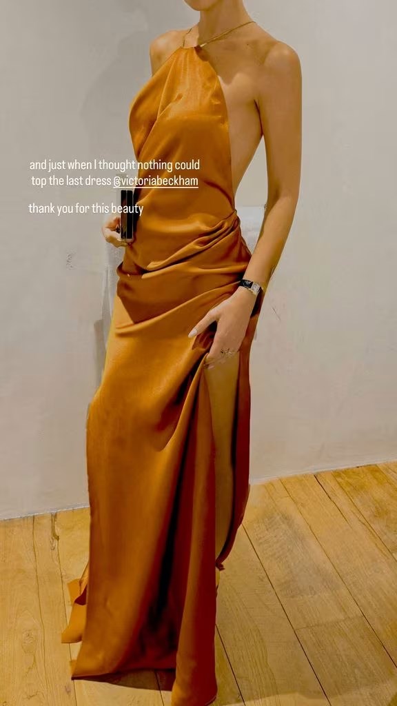 Персонализираната рокля от Виктория Бекъм.