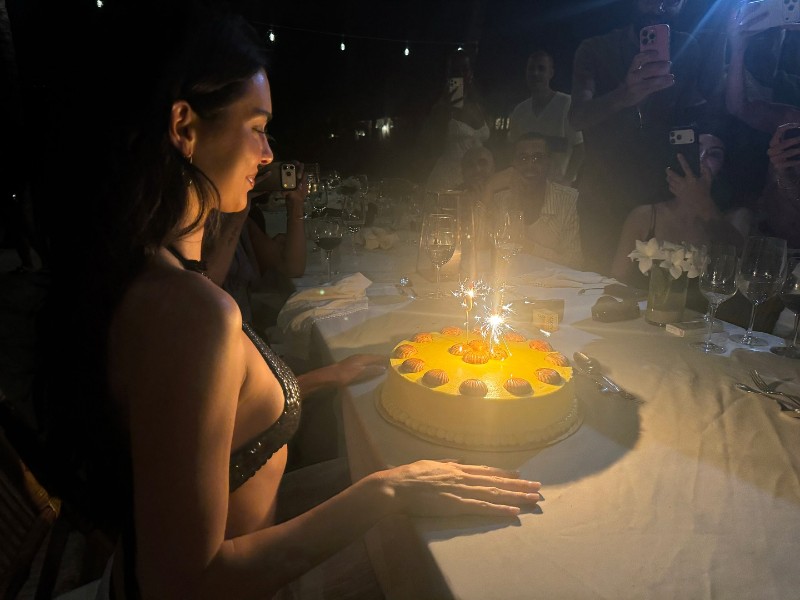 Кендъл духа свещичките на тортата.