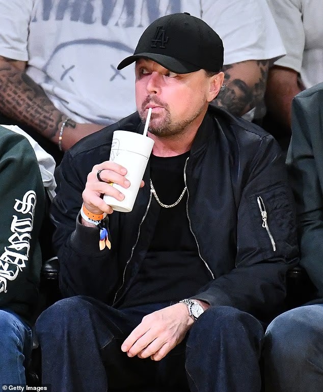 Леонардо Ди Каприо наблюдава баскетболния мач в Лос Анджелис, 5 Ноември, 2025 г.