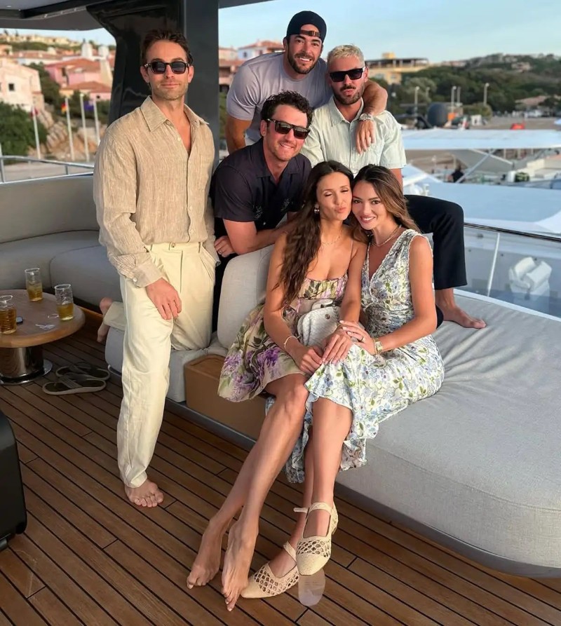 Снимка с Нина Добрев, Келий Телър, Чейс Кроуфорд, Майлс Телър и Зак Ефрон.