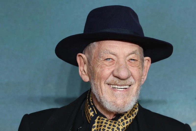 Сър Иън Маккелън присъства на световната премиера на „Властелинът на пръстените: Войната на рохирим“ в Odeon Luxe Leicester Square на 3 Декември 2024 г. в Лондон, Англия.