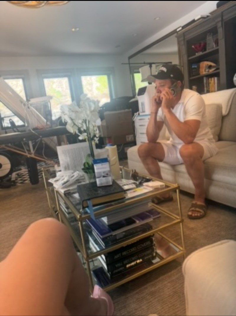 И Джоу прави снимка на Джеръми Ренър, докато той говори по телефона.