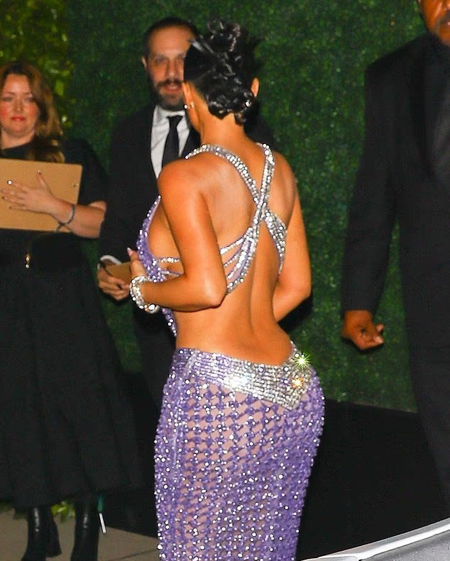 Ким Кардашиян в тоалет със скъпоценни камъни.