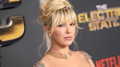 Мили Боби Браун на световната премиера на филма „The Electric State“.