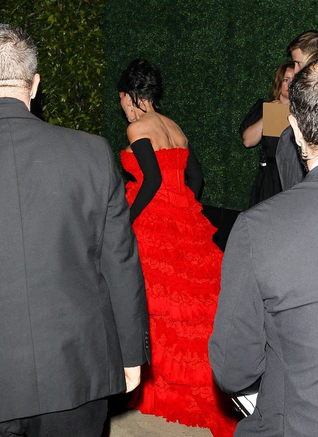 Крис Дженър  в яркочервен тоалет по случай на своя 70-ти рожден ден.