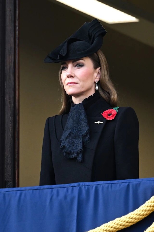 Кейт носи още едно палто-рокля от Catherine Walker с дантелен шал.