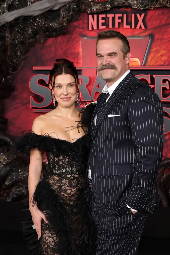 Мили Боби Браун и Дейвид Харбър на премиерата на сериала “Странни неща“.