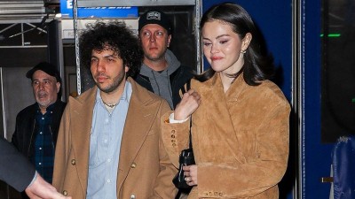 Бени Бланко и Селена Гомес напускат след мача на Никс срещу Селтикс в Медисън Скуеър Гардън в Ню Йорк, 2025 г.