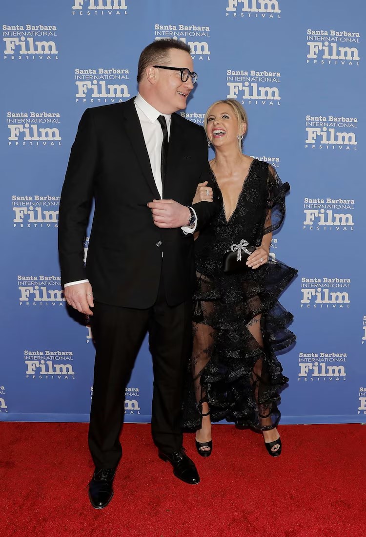 Брендън Фрейзър и Сара Мишел Гелар присъстват на церемонията по връчването на наградата „Американска ривиера“ по време на 38-ия годишен международен филмов фестивал в Санта Барбара на 14 Февруари 2023 г. в Санта Барбара, Калифорния.