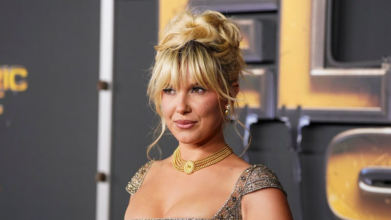 Мили Боби Браун на премиерата в Лос Анджелис на филма „Роботизираният щат“.