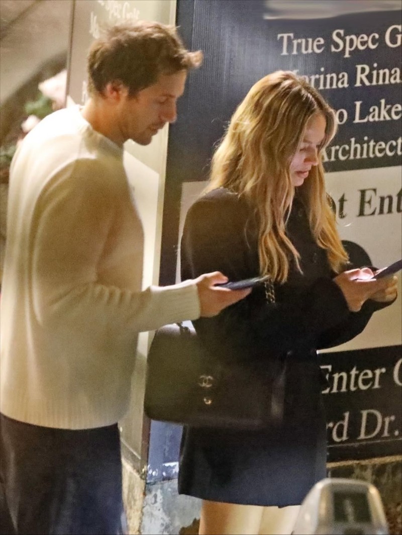 Марго Роби и Том Акерли излязоха на вечеря в Бевърли Хилс.