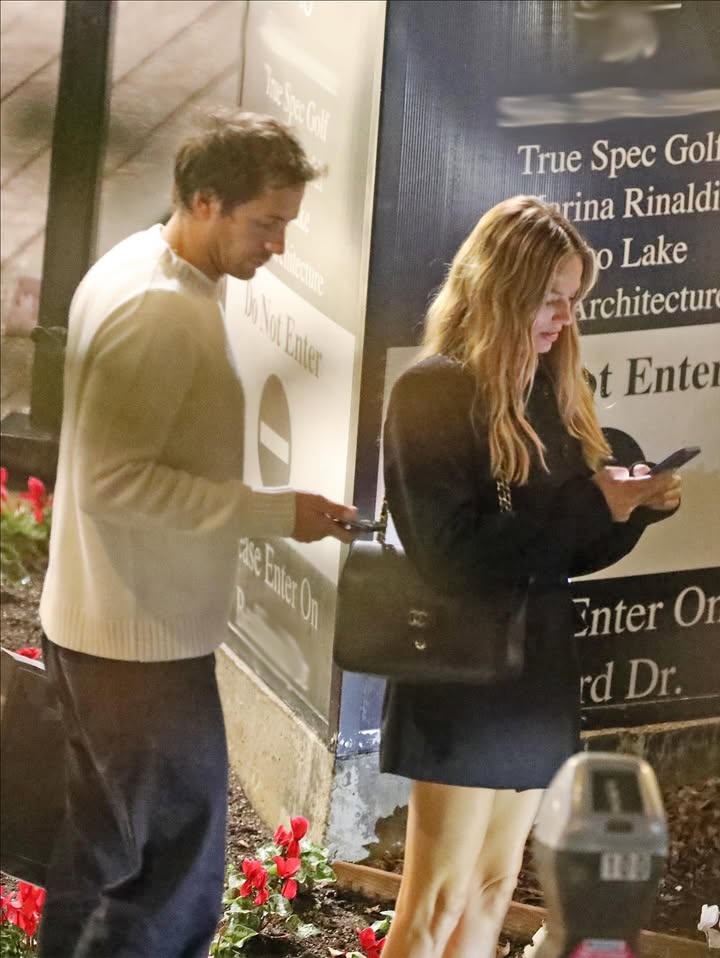 Том Акерли заедно с Марго Роби.