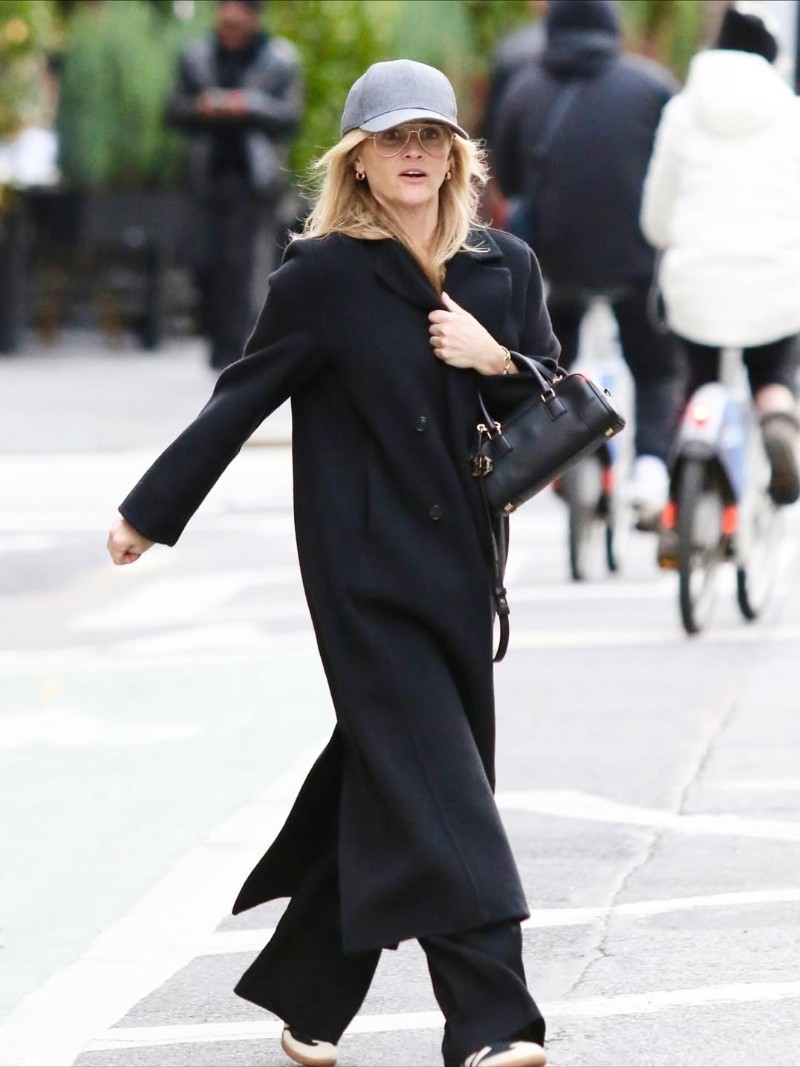 Рийз Уидърспун на разходка в Манхатън.