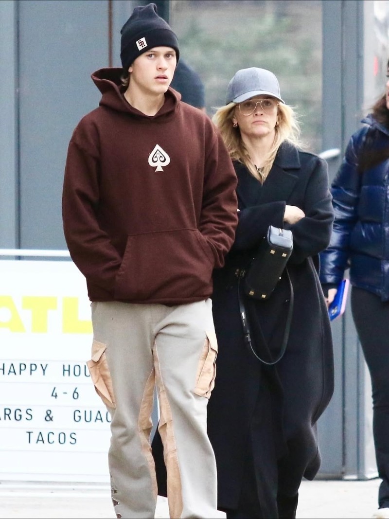 Рийз Уидърспун заедно със своя син Дийкън Филип в центъра на Манхатън.