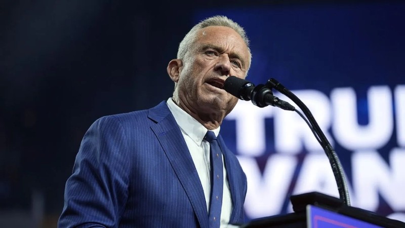 Робърт Ф. Кенеди-младши говори на предизборен митинг в Desert Diamond Arena, 23 Август 2024 г., в Глендейл, Аризона.