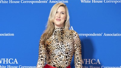 Оливия Нуци позира за фотографи при пристигането си на годишната вечеря на Асоциацията на кореспондентите в Белия дом във Вашингтон, 29 Април 2023 г.