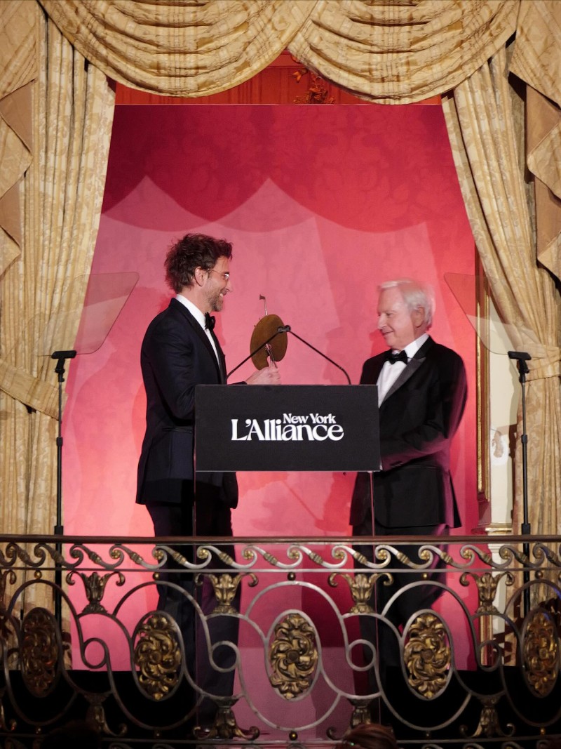 Брадли Купър връчва наградата на Пади Маккилън.