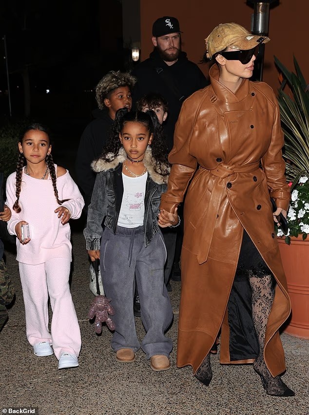 Ким Кардашиян заедно с децата.