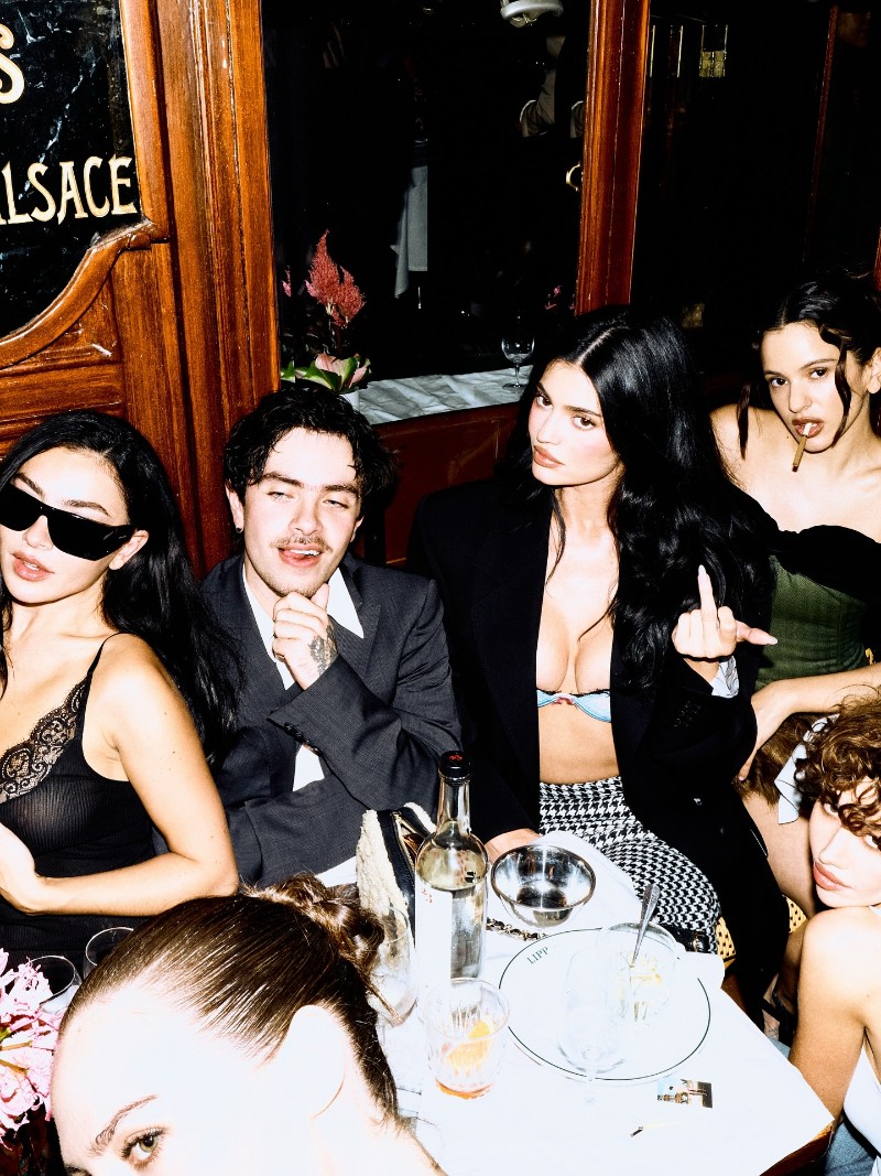 Кайли Дженър с група приятели в ресторант.