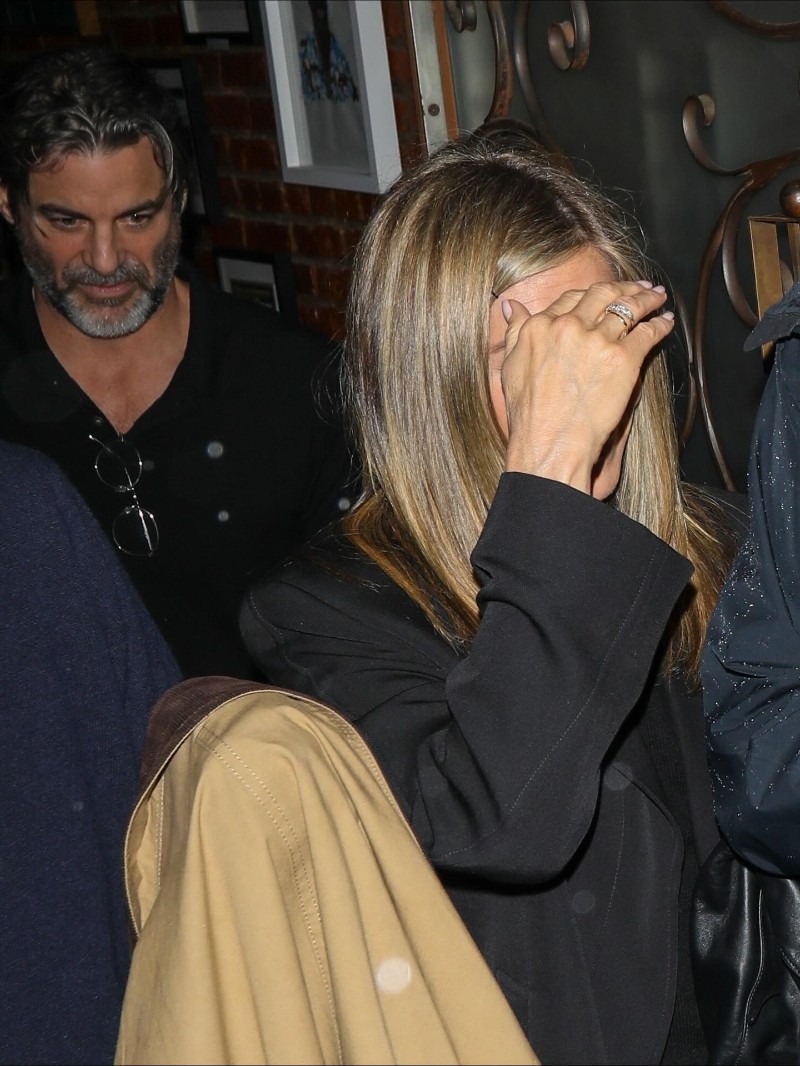 Дженифър Анистън и Джим Къртис излязоха на вечеря в ресторант Pace в Холивуд Хилс.