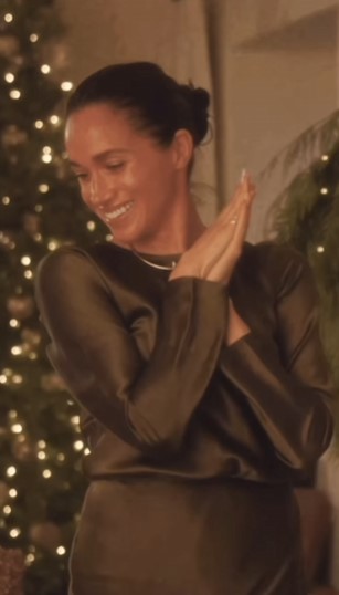Меган Маркъл грее от щастие по време на поставянето на украсата.