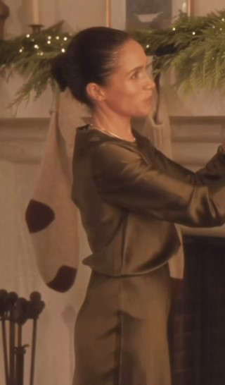 Меган Маркъл поставя коледните си украси.