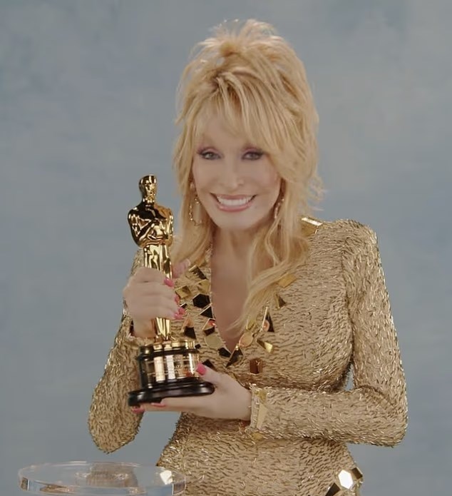 Доли Партън с наградата “Оскар“.