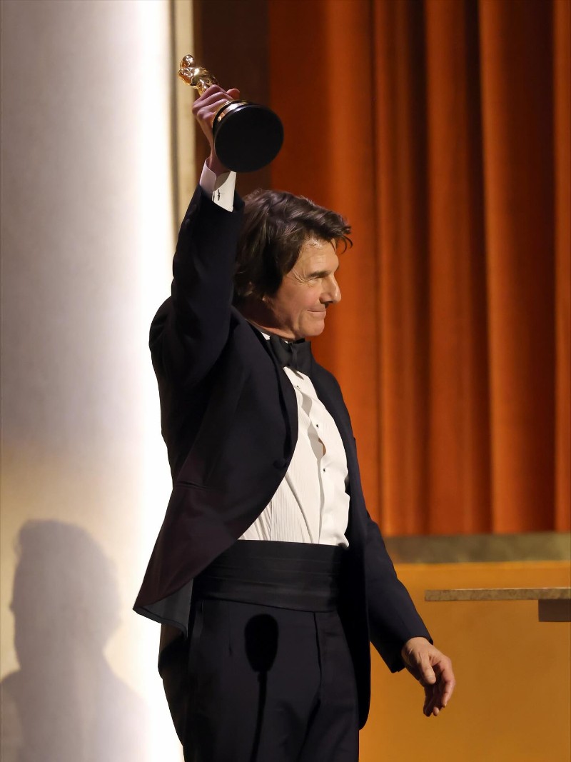 Том Круз с наградата “Оскар“.