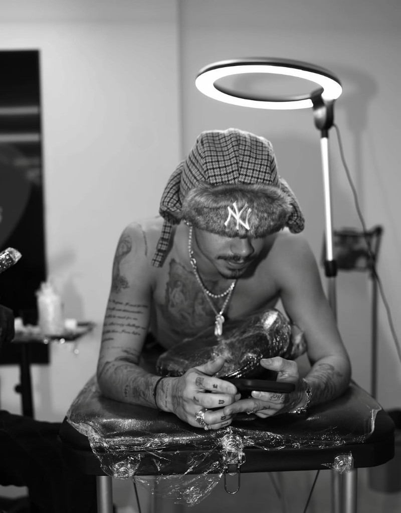 Ромео Бекъм в студиото за татуировки.