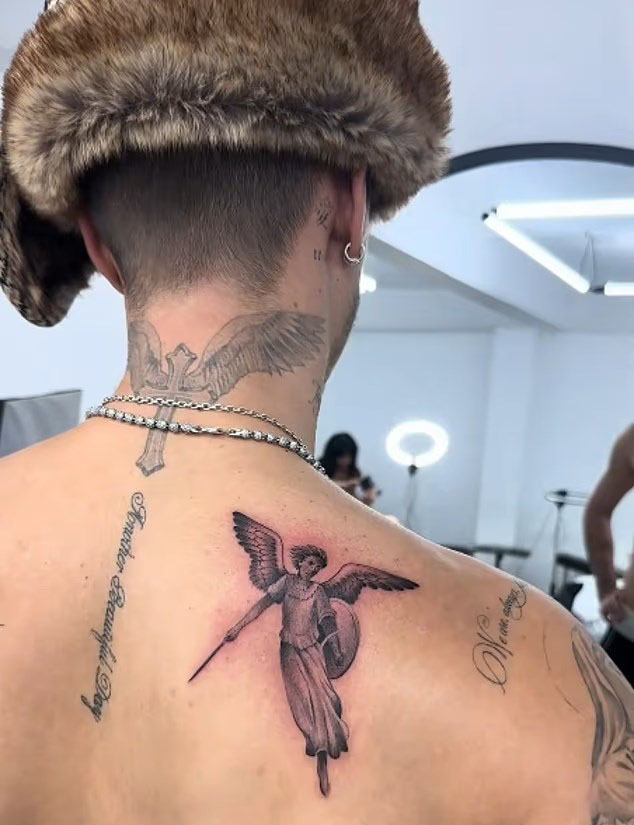 Ромео Бекъм показва новата си татуировка.