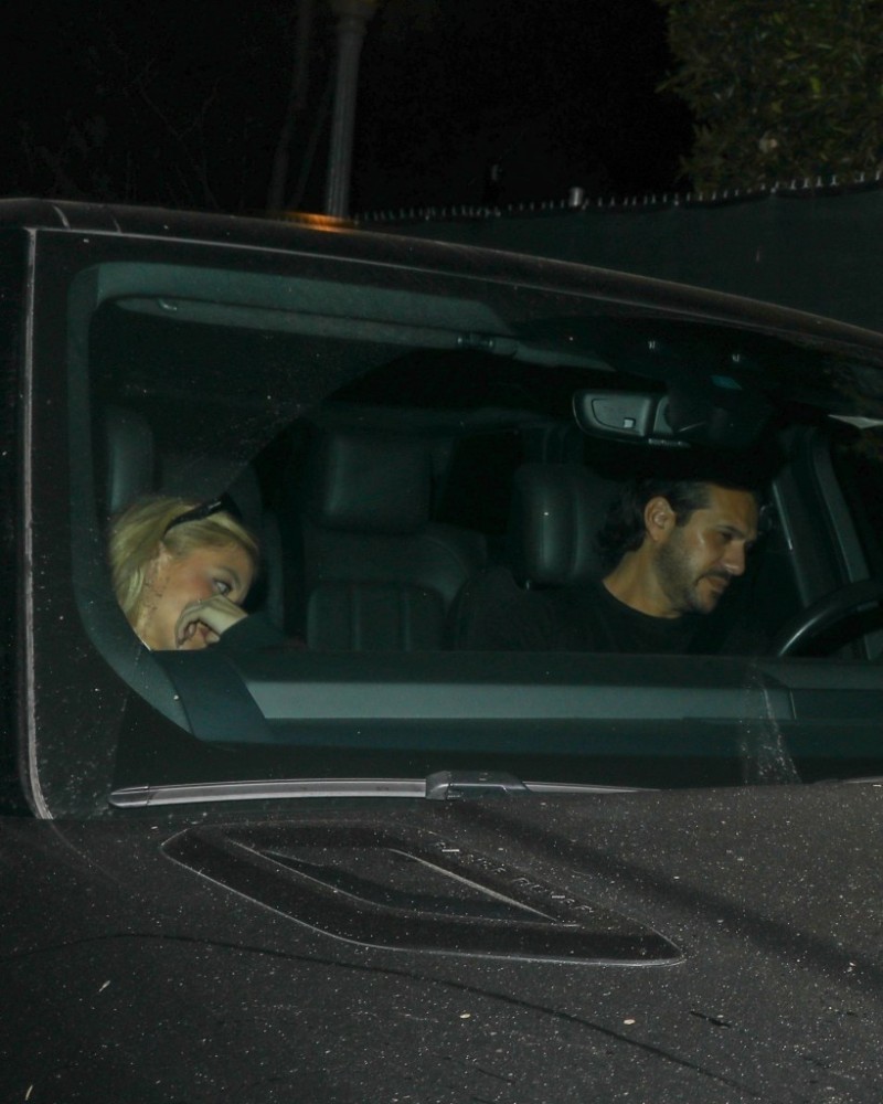 Сидни Суини в колата с Джонатан Давидо.