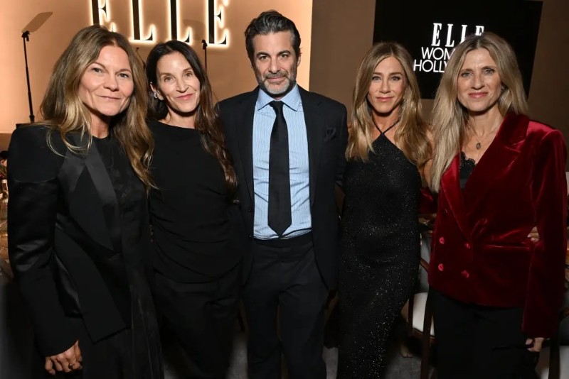 Дженифър Анистън и Джим Къртис по време на Elle's 2025 Women in Hollywood Celebration в Лос Анджелис, 17 Ноември, 2025 г.