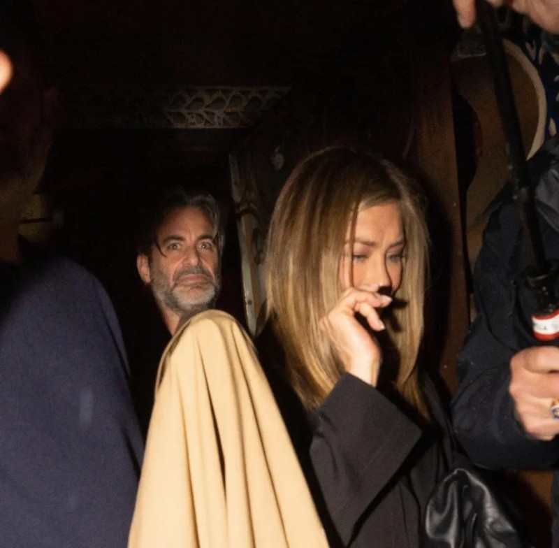 Дженифър Анистън и Джим Къртис.