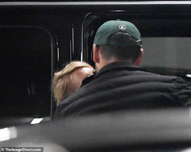 Сидни Суини и Скутър Браун си разменят нежна целувка в Лос Анджелис.
