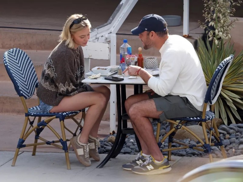 Сидни Суини и Скутър Браун се наслаждават на своята закуска в Jeannine's Bakery & Restaurant.