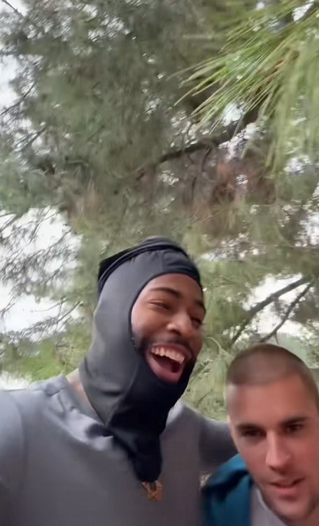 Джъстин Бийбър и шофьора с повредената кола.