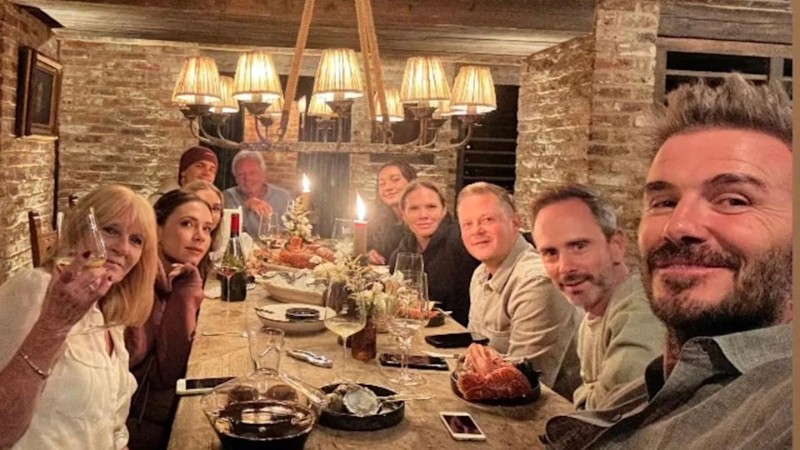 Виктория Бекъм със своя съпруг Дейвид Бекъм и нейните роднини.