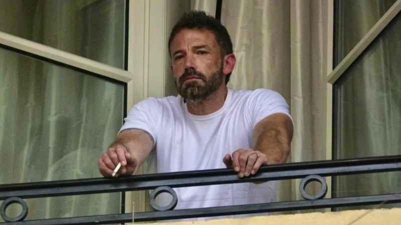 Бен Афлек пуши на терасата в Париж.