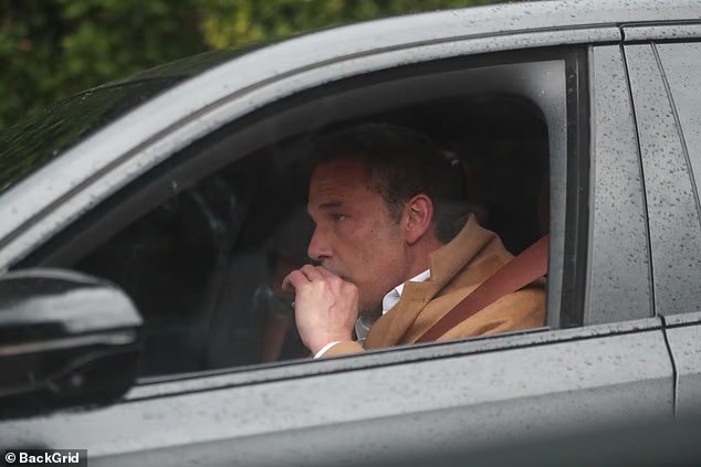 Бен Афлек пуши в колата.