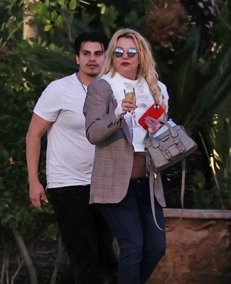 Бритни Спиърс излиза от винения бар Stonehaus в Уестлейк Вилидж, Калифорния.