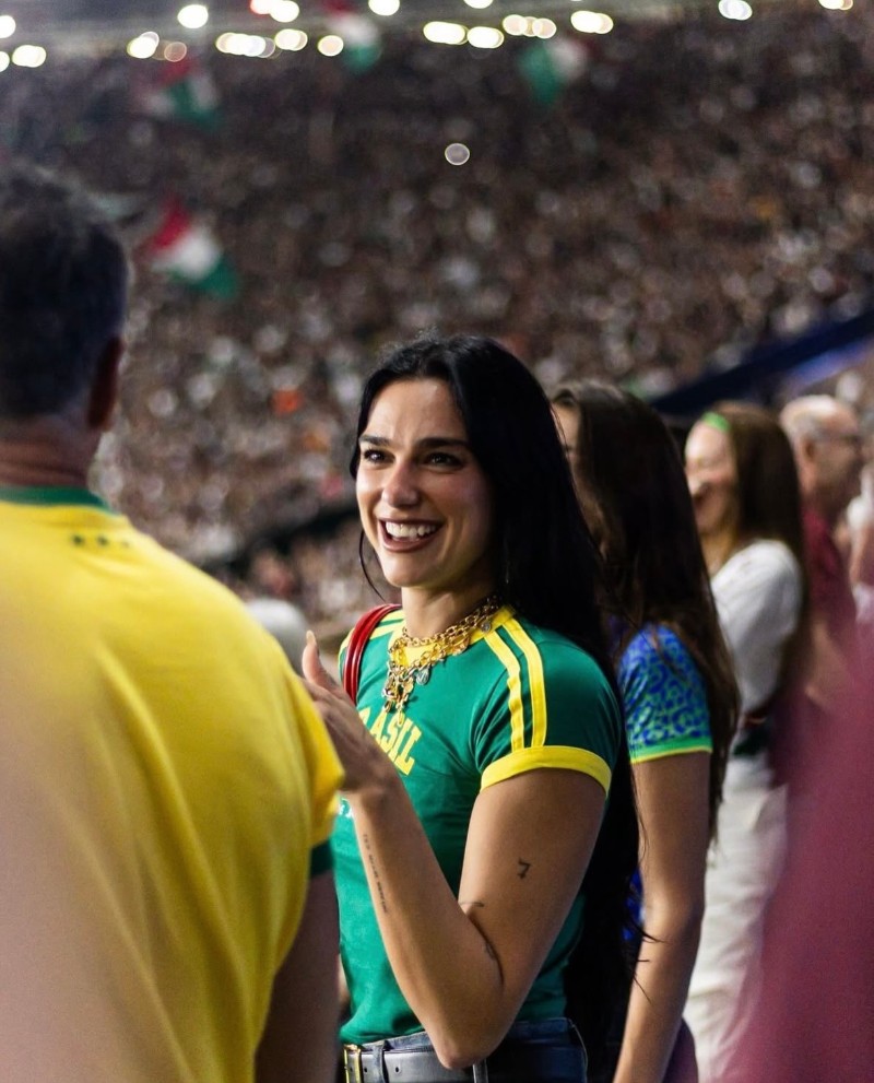 Дуа Липа на стадион в Бразилия.