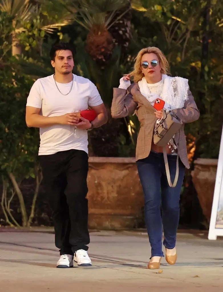 Бритни Спиърс излиза от винения бар Stonehaus.