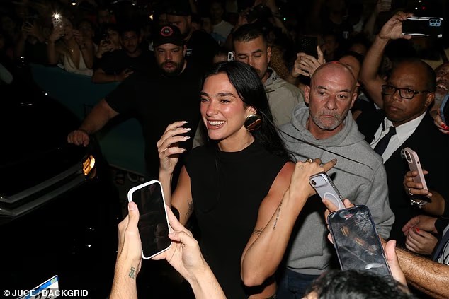 Дуа Липа раздава автографи.