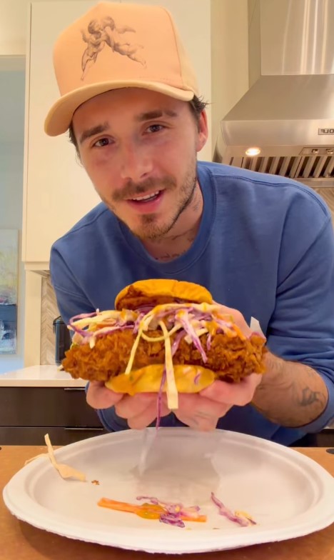 Бруклин Бекъм показва своя сандвич.