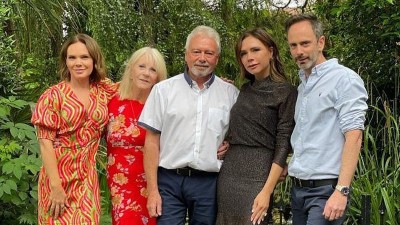 Виктория Бекъм със сестра си, брат си и родителите си.