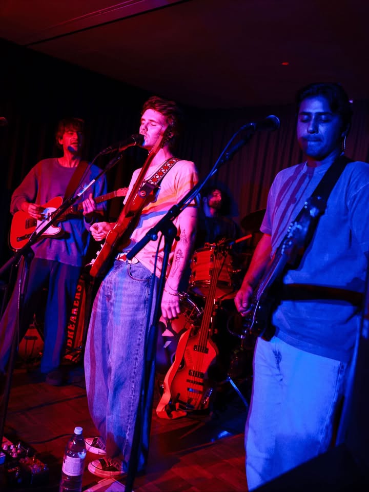 Круз Бекъм по време на своето изпълнение.