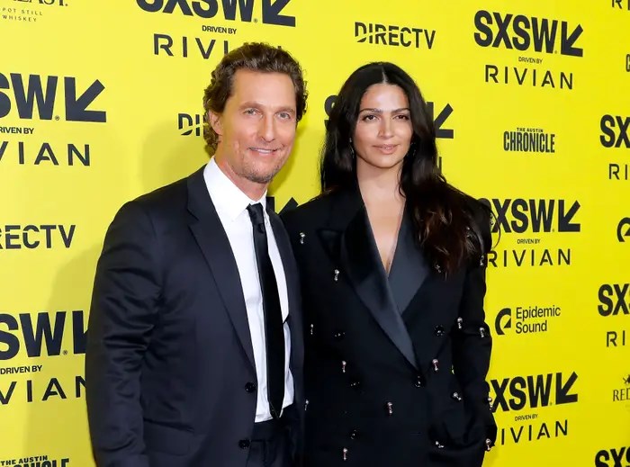 Матю Макконъхи и Камила Алвес.