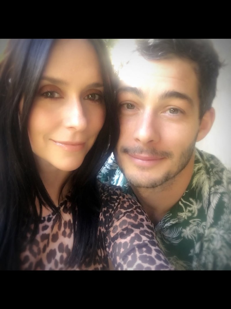 Дженифър Лав Хюит и Брайън Холисей.